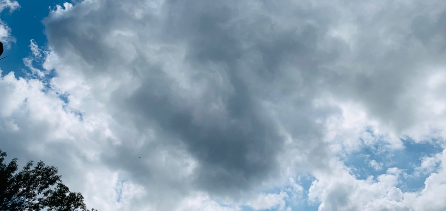 Instytut Meteorologii i Gospodarki Wodnej - Państwowy Instytut Badawczy ostrzega przed burzami z gradem oraz intensywnymi opadami deszczu, które w najbliższych dniach mogą wystąpić we wszystkich powiatach województwa śląskiego, a więc także na terenie po